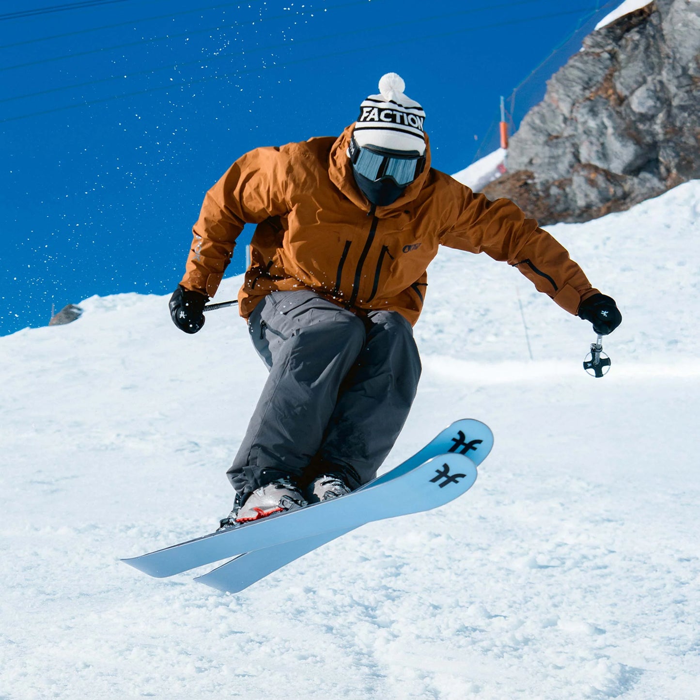 Faction-Skis-2526-Dancer-2-Blue-Lifestyle-1x1.webp