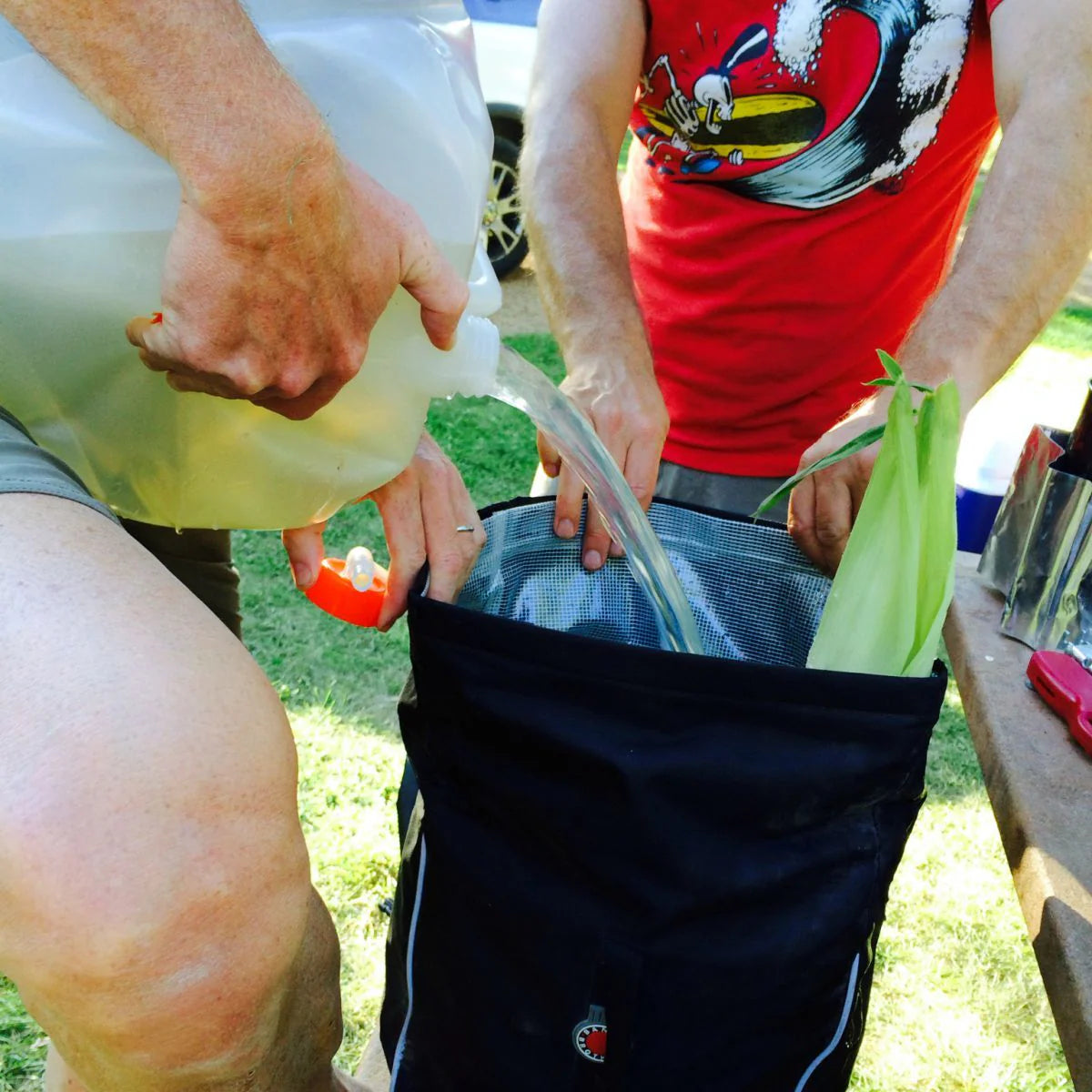 01110_banjobrothers_waterproof_pannier_as_corn_soaker.webp