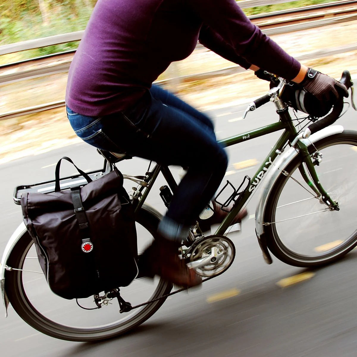01110_banjobrothers_waterproof_pannier_on_a_moving_bicycle.webp