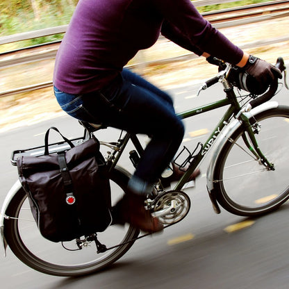 01110_banjobrothers_waterproof_pannier_on_a_moving_bicycle.webp