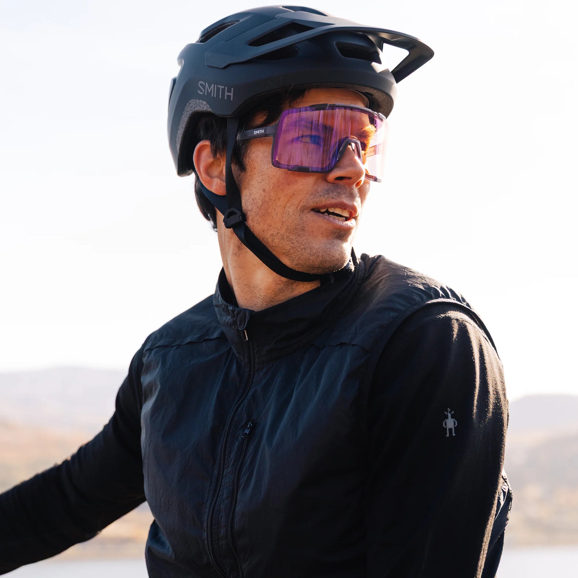 pilot-mips-helmets_matteBlack_lifestyle02.webp