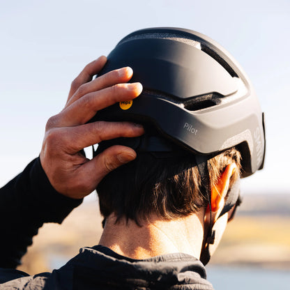 pilot-mips-helmets_matteBlack_lifestyle04.webp