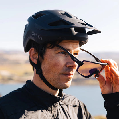 pilot-mips-helmets_matteBlack_lifestyle03.webp