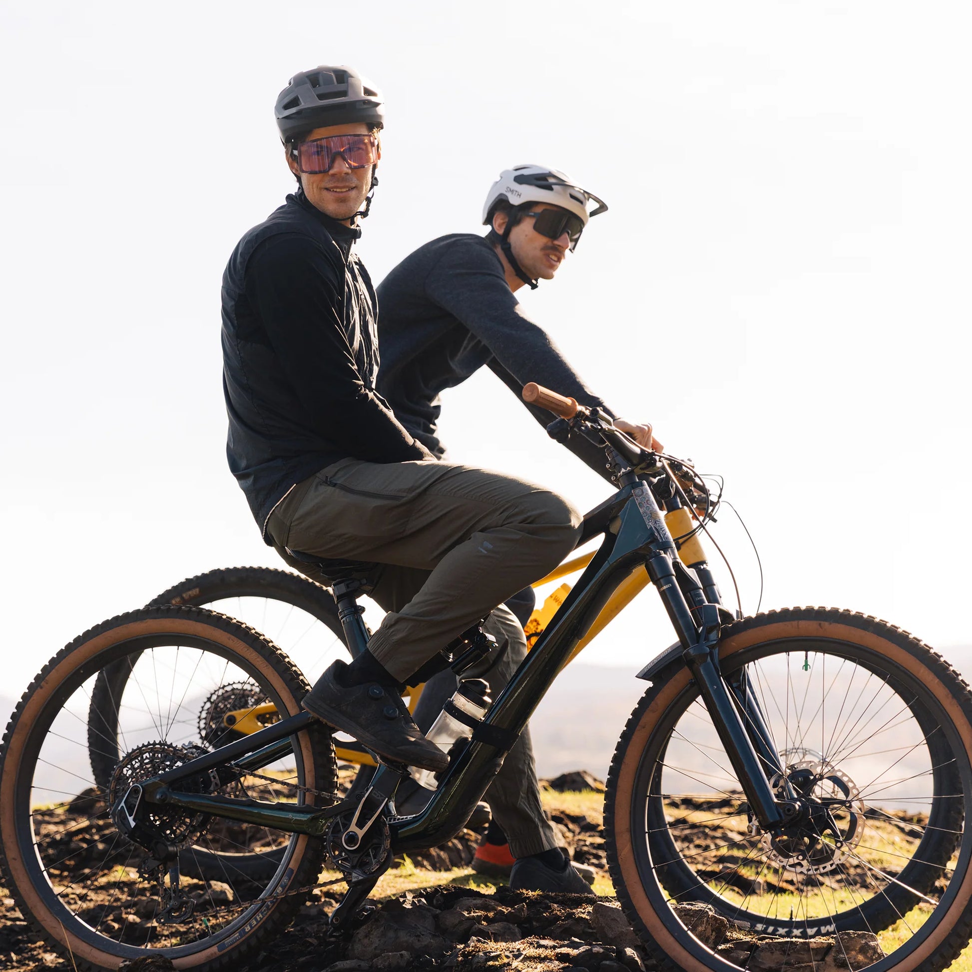 pilot-mips-helmets_matteBlack_lifestyle06.webp