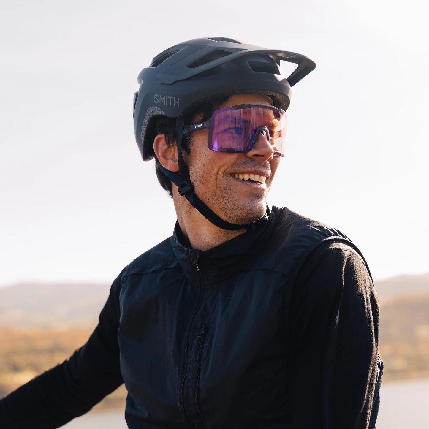 pilot-mips-helmets_matteBlack_lifestyle01.webp
